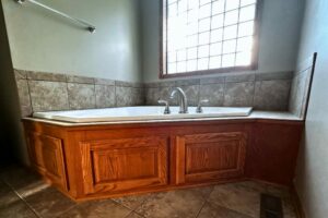 Carol W. in Clive Bathroom Refinishing Before